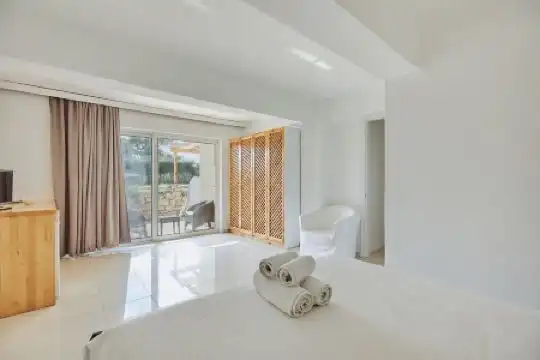Lagoon Luxury Suites - 19