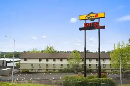 Super 8 by Wyndham Portland Airport - 5