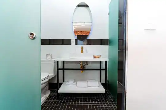 H by H Hospitality - 102