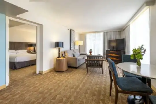 Embassy Suites by Hilton Waikiki Beach Walk - 12