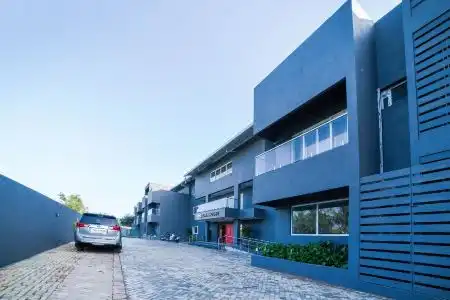 Vaccinated Staff - Oyo Townhouse 211 Laguna Ecr - 1