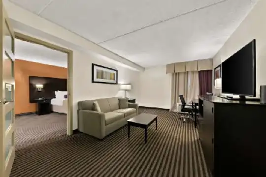 Best Western Plus North York & Suites - 40