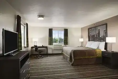 Super 8 by Wyndham Portland Airport - 4