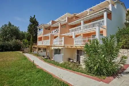 Lagoon Luxury Suites - 5