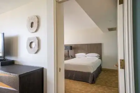 Embassy Suites by Hilton Waikiki Beach Walk - 49