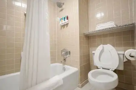 Drury Inn & Suites Stadium- - 12