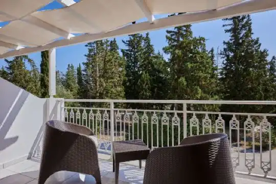 Lagoon Luxury Suites - 8