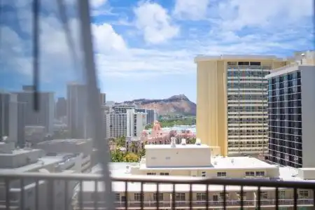 Embassy Suites by Hilton Waikiki Beach Walk - 18