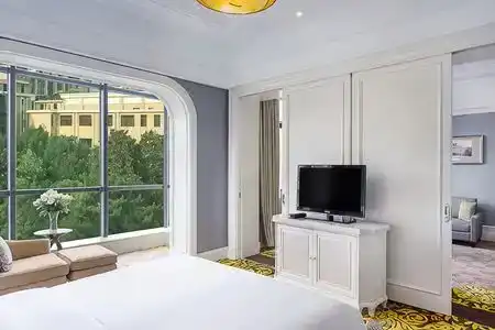 Crowne Plaza - 63