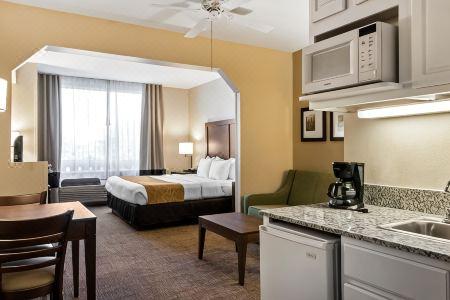 Comfort Suites Maingate East - 36
