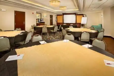 Drury Inn & Suites Stadium- - 5