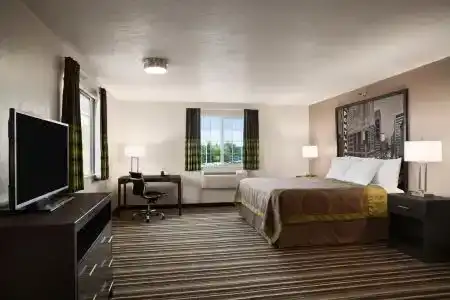 Super 8 by Wyndham Portland Airport - 3
