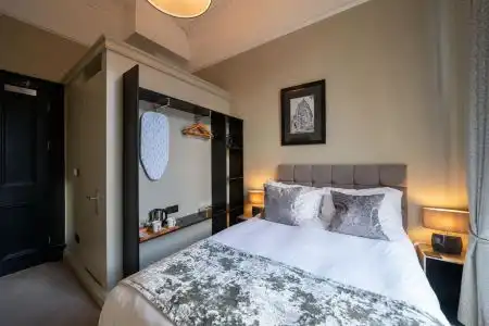 No. 11 Boutique & Brasserie - 21
