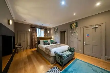 No. 11 Boutique & Brasserie - 7