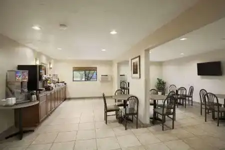 Super 8 by Wyndham Portland Airport - 6