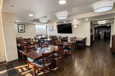 Drury Inn & Suites Stadium- - 3