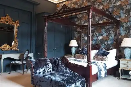 No. 11 Boutique & Brasserie - 53