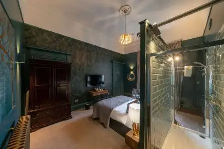 No. 11 Boutique & Brasserie - 10