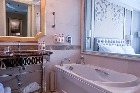 Crowne Plaza - 77