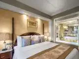 Business Queen Room