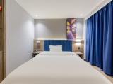Boutique Queen Room1