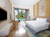 Luxury Lagoon Pool King Bed Room
