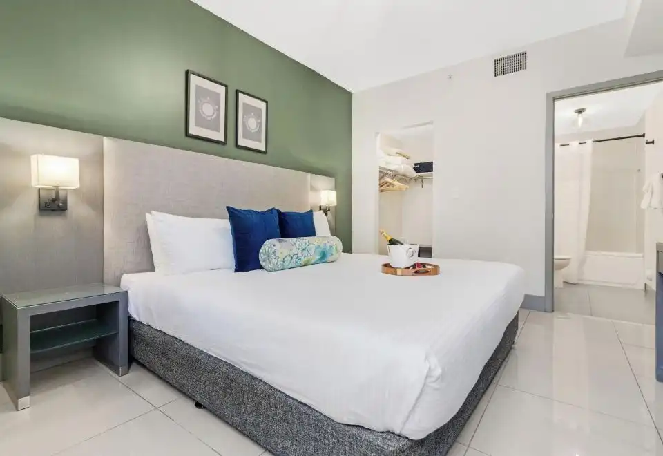 Adjacent Four Bed Four Bath Apartment