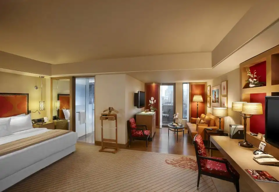 Towers Suite, Club Level, 1 Bedroom Suite, 1 King, Pool View