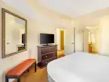One-Bedroom King Suite With Accessible Tub
