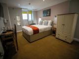 Basement Ensuite Double Room (Not For Light Sleepers)