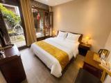 Qingyi Cozy King Bed Room | Sunny Courtyard View + Latex Mattress + Air Conditioning + Smart Bathroom