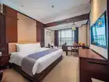 Business Queen Room