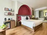 Kin Signature Suite With Window And Lounge Access