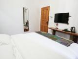 Comfy Queen Room