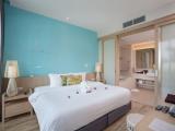 Deluxe Suite with Bathtub