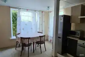 Дом у реки, Раздор
