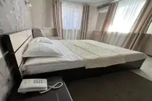 Мираж Отель, Управленческий
