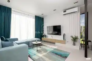 Sun Apartments, Хоста