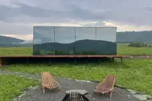 Зеркальный дом в горах