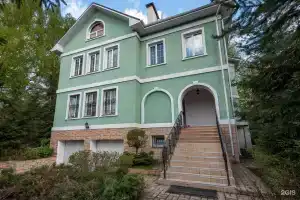 Частный дом «2-я Мякининская 10», Москва