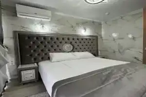Аурия Круиз, Адлер