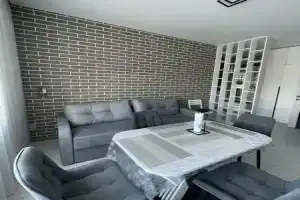 Wemanageflats, Заостровье