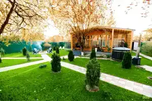 VI Bloom House, Ларево