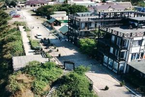 Гостиница «Два Капитана», Кучугуры