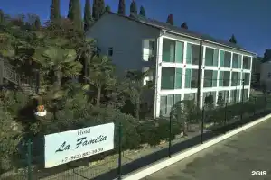 Отель «La Familia», Лоо