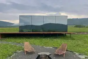 Зеркальный дом в горах