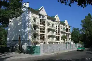 София-rooms, Хоста