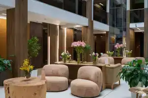 Red Apartments, Эсто-Садок