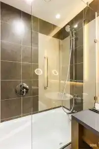 DoubleTree by Hilton - 100