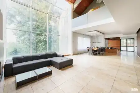 Современный коттедж с бассейном - 36